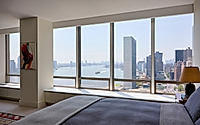 011-un-plaza-apartment-in-manhattan-frames-light-art-and-river-life.jpg