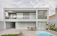 001-house-111-calm-neutrals-and-light-shape-a-courtyard-family-home.jpg