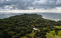 013-casa-dos-playas-earthen-costa-rica-house-between-two-seas-in-balance.jpg
