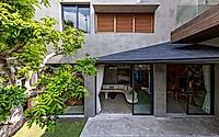 015-phan-rang-house-hidden-yard-concrete-refuge-for-coastal-heat-living.jpg