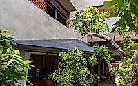 018-phan-rang-house-hidden-yard-concrete-refuge-for-coastal-heat-living.jpg