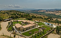 028-la-marea-channels-colorful-comfort-in-a-contemporary-tuscan-retreat.jpg