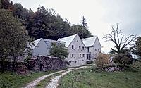 001-mansion-lom-karst-farm-becomes-a-quiet-retreat-for-eight-children.jpg