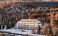 014-lebenski-recasts-a-tatra-sanatorium-into-calm-mountain-apartments.jpg