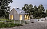 017-kownatki-lake-house-calm-geometry-metal-clad-refuge-in-the-pines.jpg