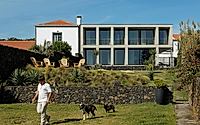018-casa-da-rocha-quebrada-concrete-house-on-sao-miguel-coast.jpg
