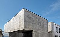 020-casa-da-rocha-quebrada-concrete-house-on-sao-miguel-coast.jpg