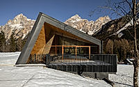 001-chalet-cristallo-reimagines-mountain-living.jpg