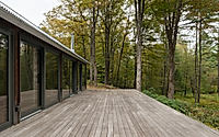 011-studio-guest-house-in-new-york-reimagines-cabin-style-comfort-living.jpg