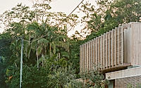 013-bangalow-road-house-timber-screens-shape-a-calm-urban-retreat.jpg
