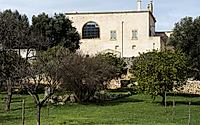 013-pirnello-farmhouse-reclaims-a-puglian-masseria-for-contemporary-life.jpg