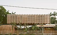 014-bangalow-road-house-timber-screens-shape-a-calm-urban-retreat.jpg