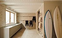 019-the-cornwall-retreat-tactile-coastal-house-for-surf-led-family-life.jpg