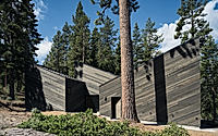 001-staggered-cabin-uses-shed-roofs-to-fit-a-steep-mountain-site.jpg