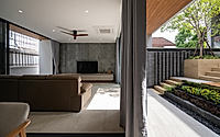 002-the-oasis-house-split-level-urban-courtyard-home-in-bangkok.jpg
