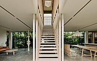 006-kailua-house-reveals-a-jungle-lined-retreat-for-gatherings-by-the-shore.jpg