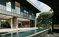 008-kailua-house-reveals-a-jungle-lined-retreat-for-gatherings-by-the-shore.jpg