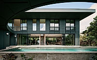 009-kailua-house-reveals-a-jungle-lined-retreat-for-gatherings-by-the-shore.jpg