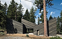 009-staggered-cabin-uses-shed-roofs-to-fit-a-steep-mountain-site.jpg