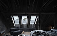 010-cottage-a-vysocina-recasts-the-attic-with-dark-timber.jpg