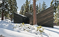010-staggered-cabin-uses-shed-roofs-to-fit-a-steep-mountain-site.jpg