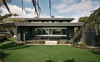 011-kailua-house-reveals-a-jungle-lined-retreat-for-gatherings-by-the-shore.jpg