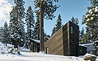 011-staggered-cabin-uses-shed-roofs-to-fit-a-steep-mountain-site.jpg