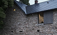 015-cottage-a-vysocina-recasts-the-attic-with-dark-timber.jpg