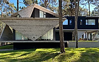 007-origami-house-folds-concrete-into-triangles-amid-coastal-pines.jpg
