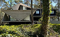 008-origami-house-folds-concrete-into-triangles-amid-coastal-pines.jpg
